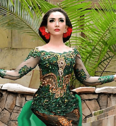 Roro Fitria mulai dikenal saat menjadi penari jaipong di acara 'Sedap Malam'. Foto dari Instagram/@roro.fitria1989 