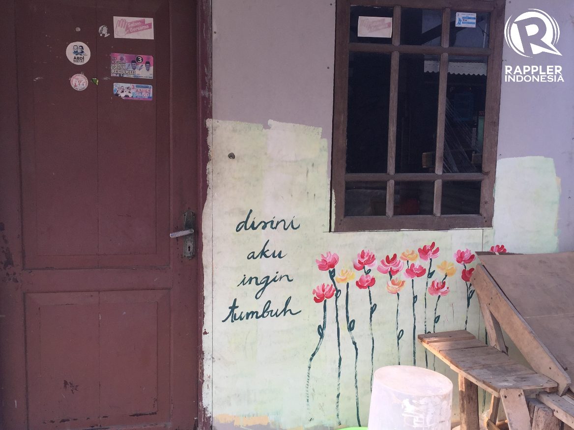 DINDING. Tulisan di salah satu bangunan yang dibangun kembali di area Kampung Akuarium bertuliskan 'Di Sini Aku Ingin Tumbuh'. Foto oleh Santi Dewi/Rappler 