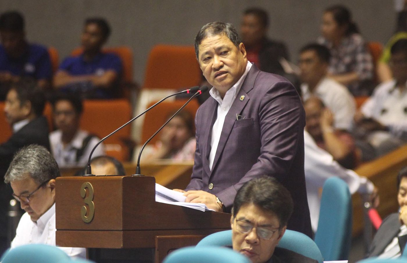 IMPEACHMENT. Umali speaks at plenary in October 2017; minutes after the House of Representatives impeached Comelec chairman Bautista. File photo by Darren Langit/Rappler 