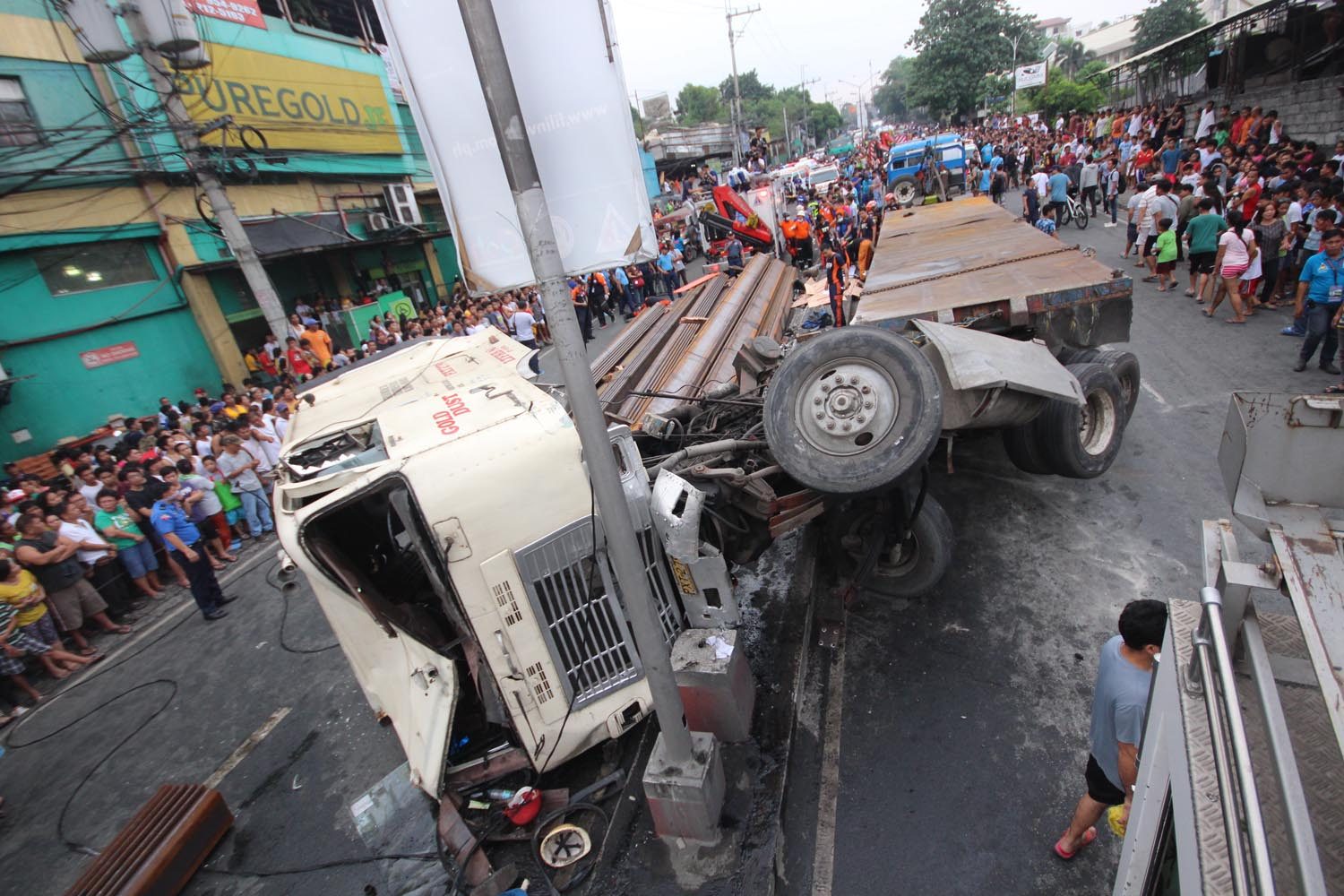 4 dead as trailer truck causes 9-vehicle pileup in QC