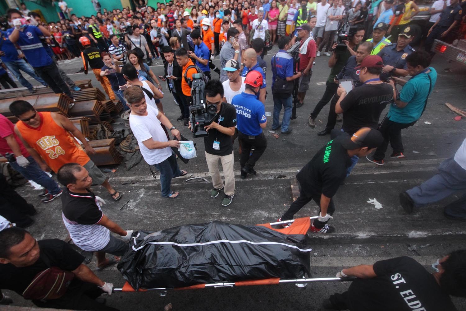 CASUALTIES. At least 4 people were killed from the incident. Photo by DARREN LANGIT 