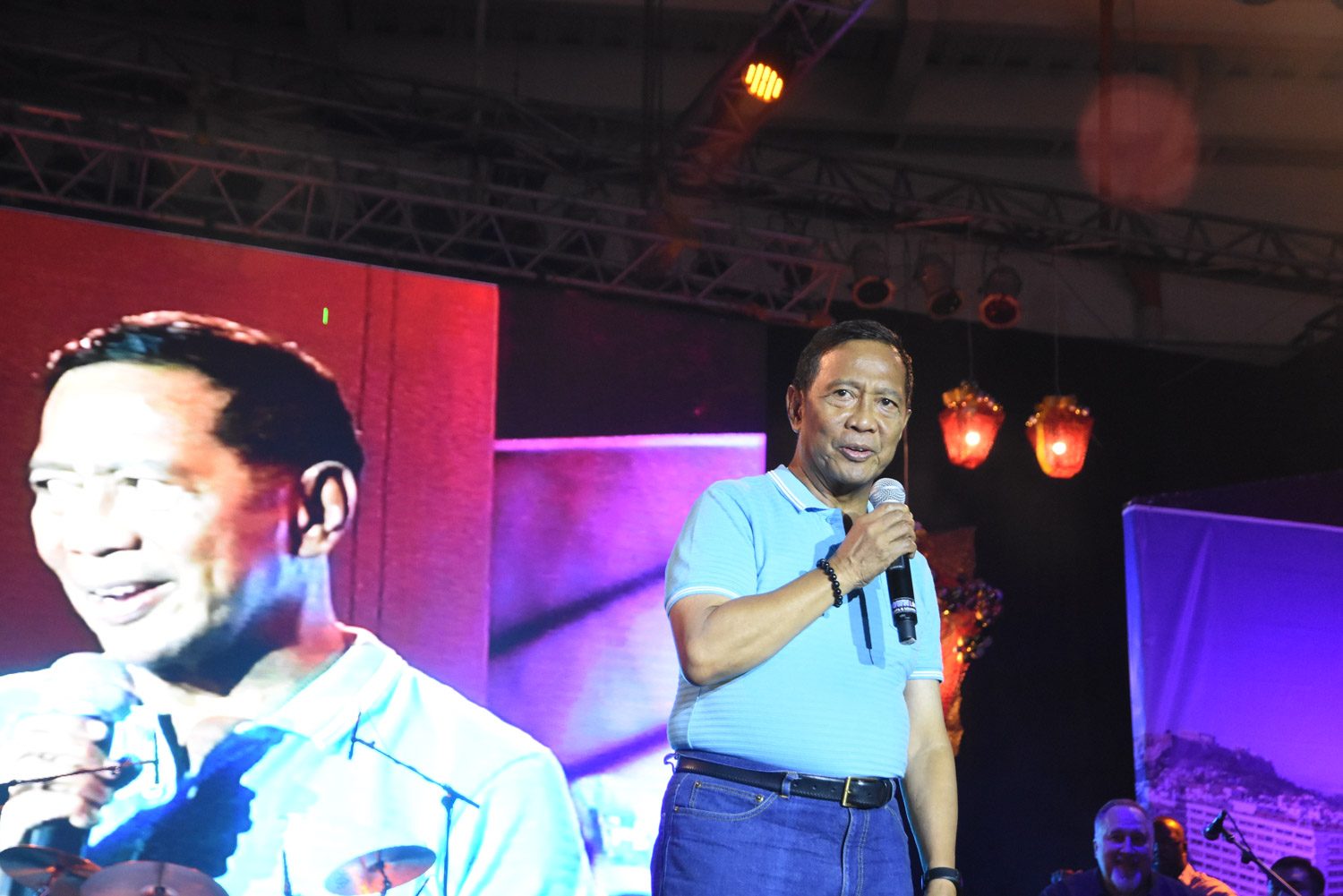 PRAISES. Vice President Jejomar Binay heaps praises on Manny Pacquiao during the latter's birthday party on December 17, 2015 