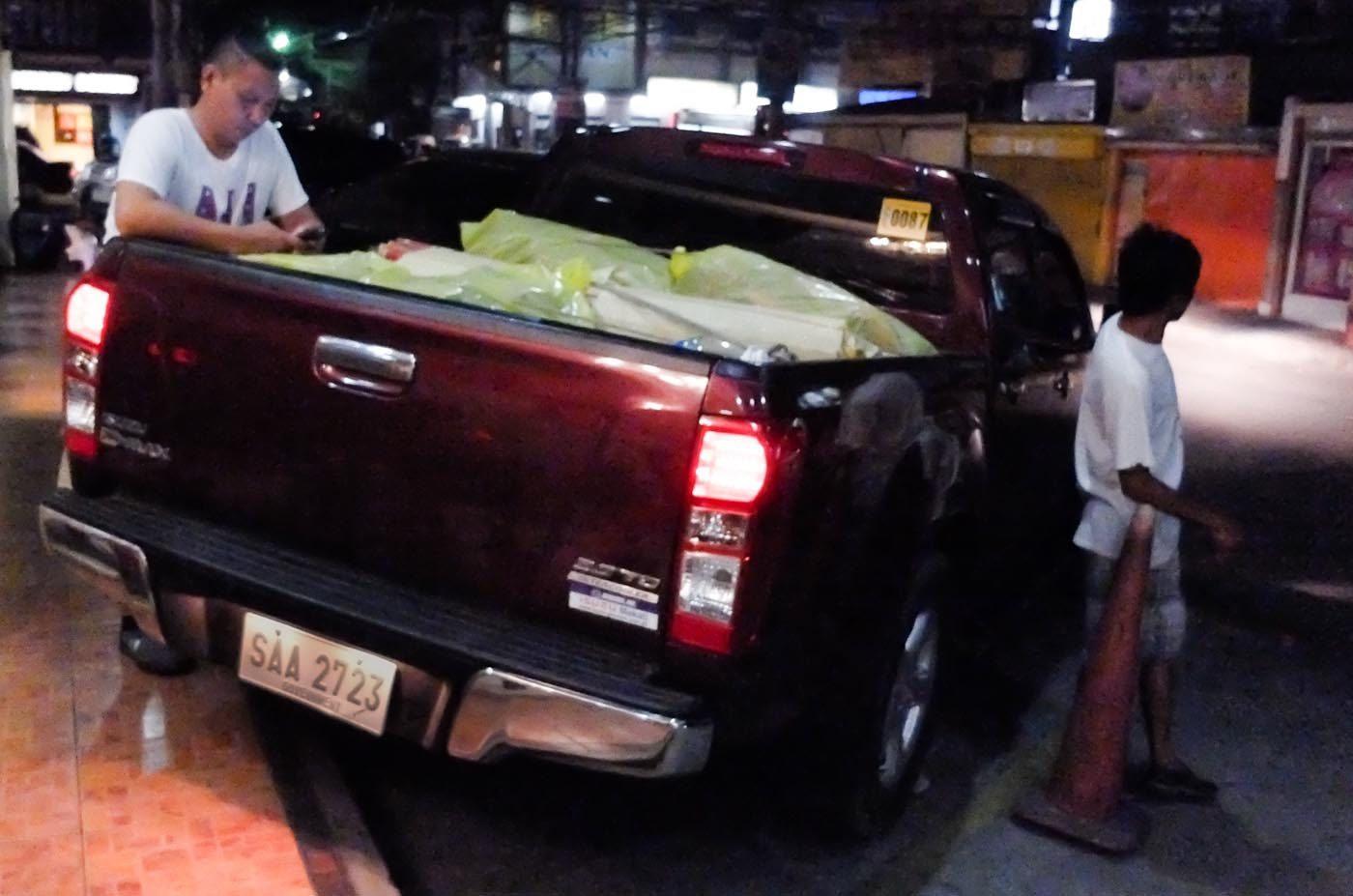 GOV'T PLATE. A government vehicle filled with campaign materials for a local candidate parks at an establishment in Nasugbu, Batangas at the start of the campaign. Rappler photo  