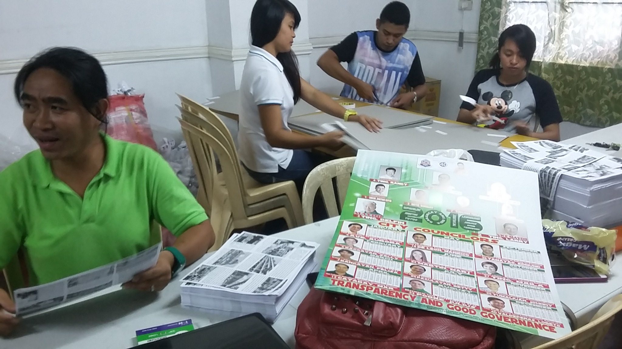 TEAMWORK. Volunteers of Tuguegarao mayoral candidate Delfin Ting and councilor Maila Que prepare leaflets for the upcoming campaign sortie. Photo by Raymon Dullana/Rappler
  