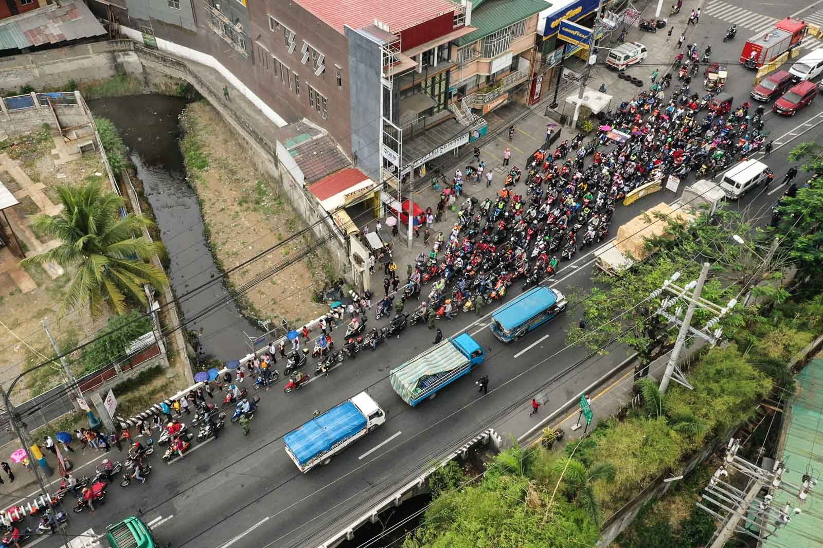 DRONE SHOT. Motorists line up at the checkpoint along the border of Muntinlupa City and San Pedro Laguna on March 16, 2020. Photo by Martin San Diego/Rappler 