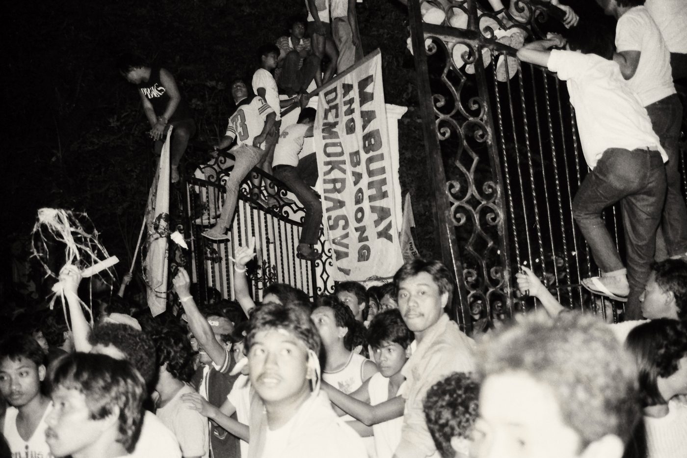 STORMING THE PALACE. Upon hearing news that Marcos left the country, people storm the gates of the Malacañan Palace on February 25, 1986. Anger was replaced by joy and renewed hope for a better life.    