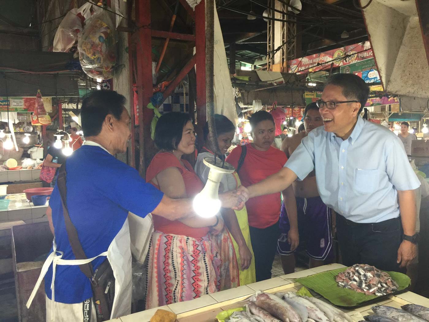 MR. PALENGKE. Roxas shakes the hand of a market vendor in Cebu City on April 8, 2019. Photo by Micole Gerard Tizon/Rappler   
