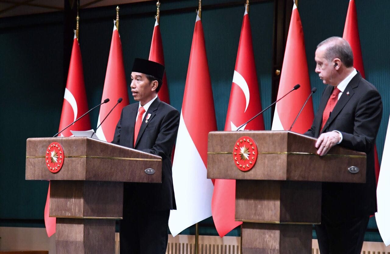 PERNYATAAN. Presiden Joko Widodo tengah menyampaikan keterangan pers bersama dengan Presiden Turki Recep Tayyip Erdogan di White Palace di Ankara pada Kamis, 6 Juli. Foto: Biro Pers Istana 