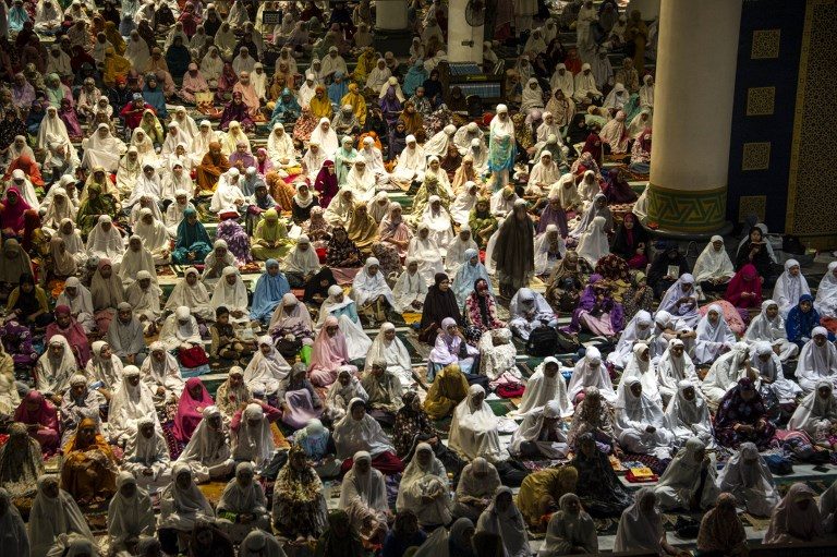PRAYERS. Indonesian Muslims read the Qu'ran on the 21st day of holy month of Ramadan at the Al Akbar mosque in Surabaya on June 16, 2017. Photo by Juni Kriswanto/AFP  