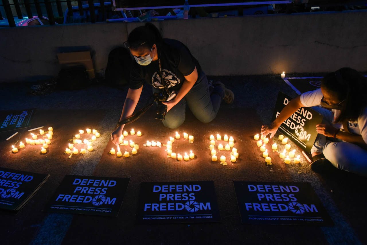 DEFEND PRESS FREEDOM. ABS-CBN employees and supporters light candles outside the network's Quezon City office on June 30, 2020 to call for the passage of its franchise in Congress. File photo by Angie de Silva/Rappler  