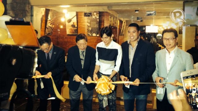 NEW BRANCH. Lee Min Ho With San Juan Vice Mayor Francis Zamora and the people of Kyochon opening the Greenhills branch. Photo by Alexa Villano/Rappler 