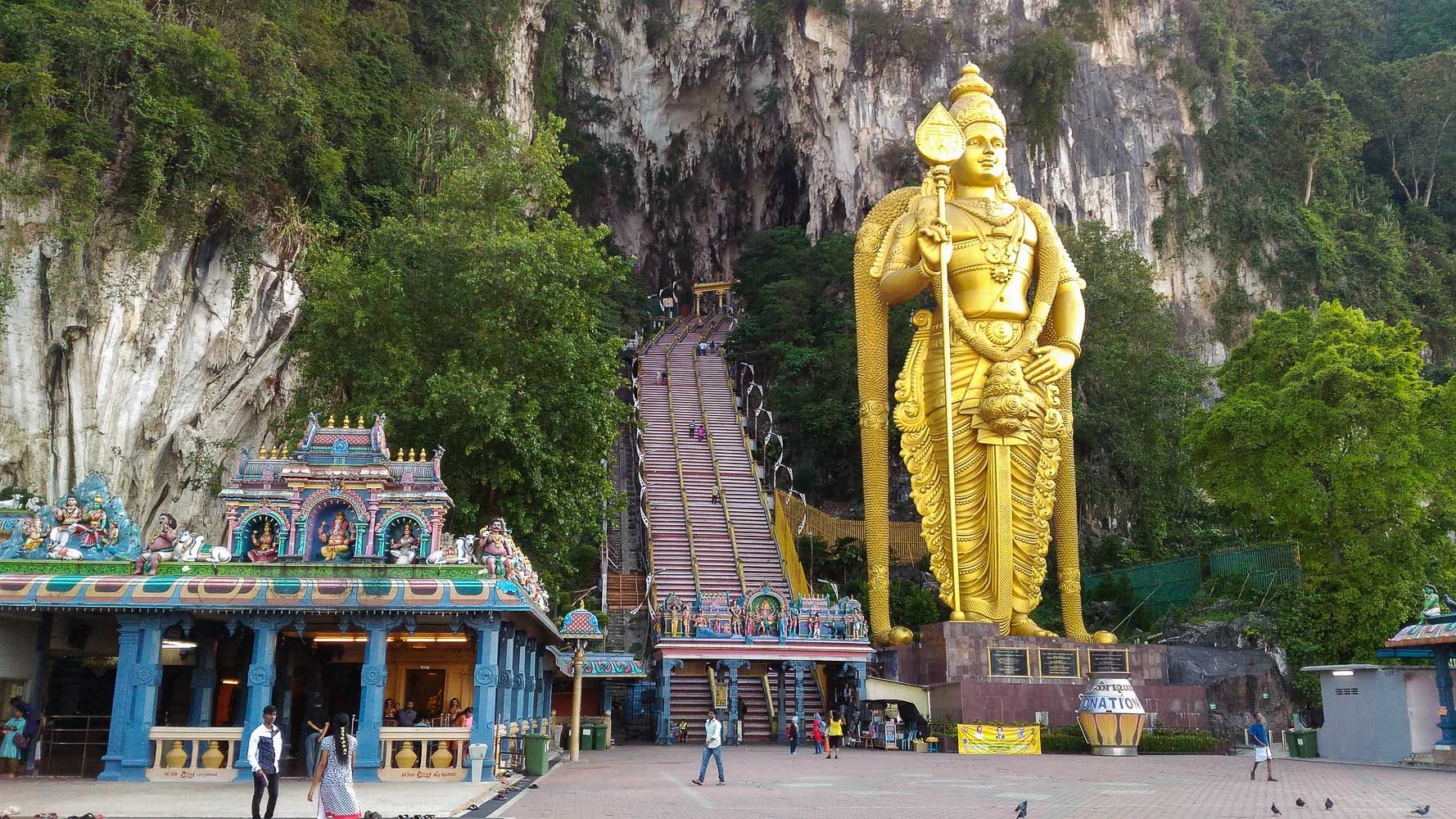 A large Murugan statue will greet you at the entrance of Batu caves 