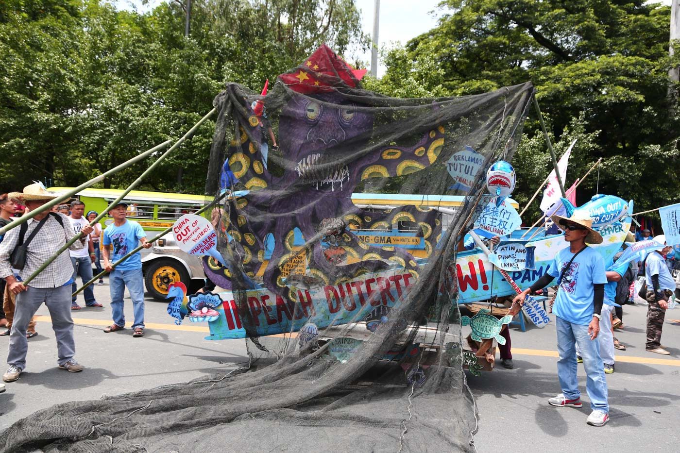 SPEAK OUT. Rallyists create a sea-themed tableau to express their stance on the issue of Philippine sovereignty in the West Philippine Sea. Photo by Jire Carreon/Rappler 