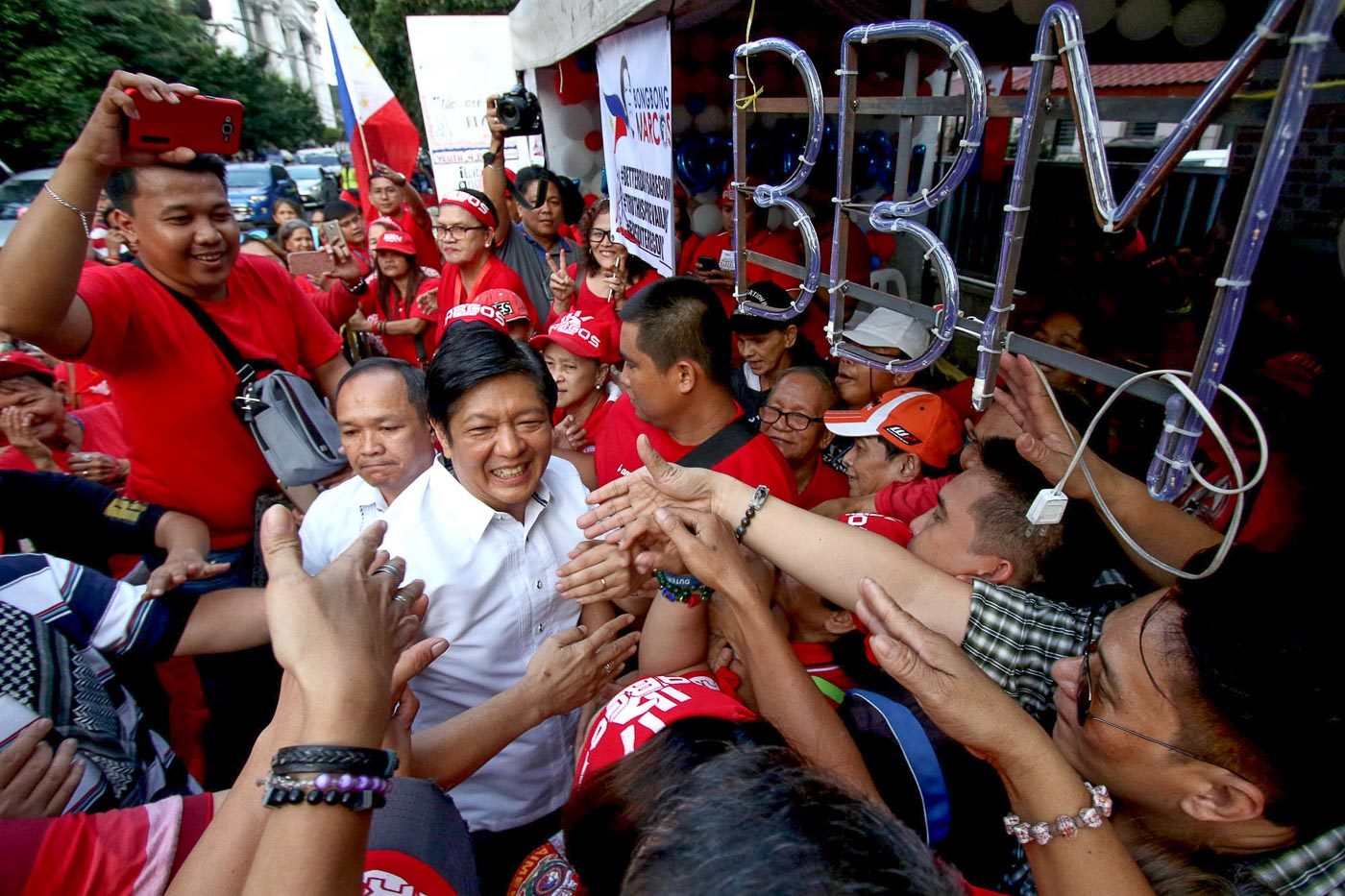 'WITHDRAWAL'. Former senator Ferdinand 'Bongbong' Marcos Jr greets supporters camped outside the Supreme Court in Manila on February 8, 2018. Photo by Inoue Jaena/Rappler    