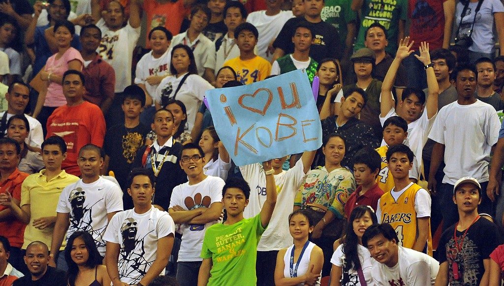 FAN FAVORITE. Basketball-crazy Filipinos show their love for Kobe Bryant during the Manila leg of his Asian tour on July 21, 2009. Photo by Ted Aljbe/AFP  