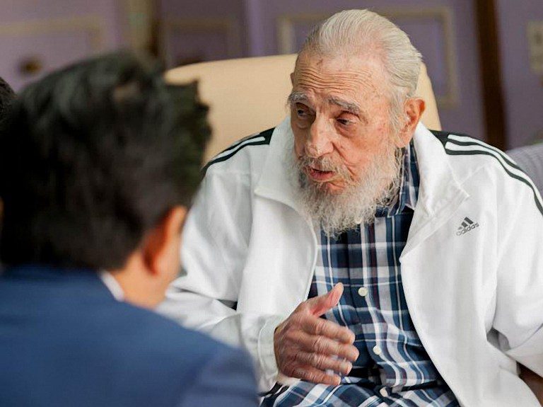 EL COMANDANTE. In this handout picture released by Cuban newspaper Granma, former President Fidel Castro (R) is seen during a meeting with Japanese Prime Ministro Shinzo Abe (L), in Havana on September 22, 2016. AFP/Alex Castro 