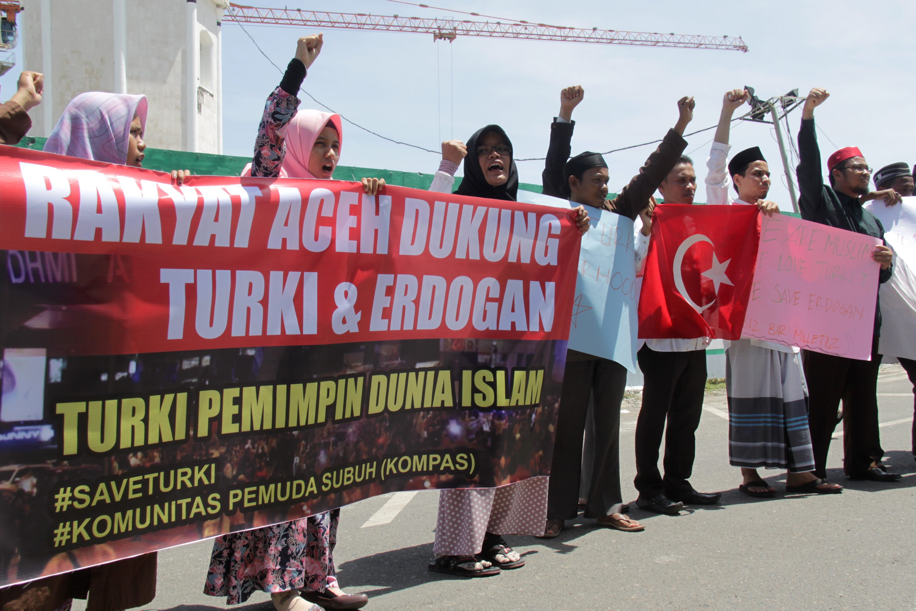 Aktivis dari Komunitas Pemuda Subuh (Kompas) Aceh saat menggelar aksi solidaritas mendukung kepimpinan Presiden Turki, Recep Tayyip Erdogan, pada 22 Juli 2016. Foto oleh Ampelsa/Antara 
