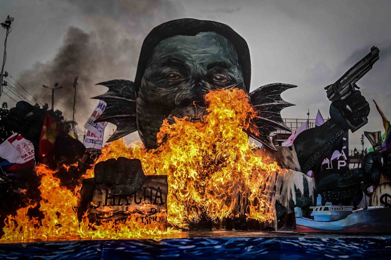 EFFIGY. Protesters burn the effigy dubbed as 'Syokoy Duterte' during the United People's SONA on July 22, 2019. Photo by Alecs Ongcal/Rappler 