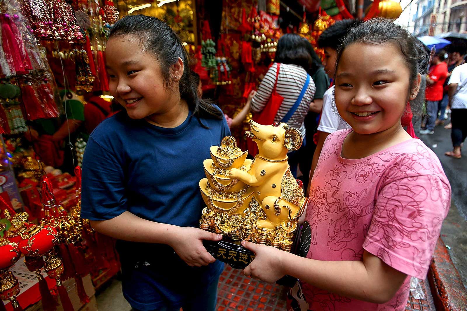 GOOD FORTUNE. People buy lucky charms to welcome the Chinese Lunar New Year at Chinatown in Binondo, Manila. Photo by Inoue Jaena/Rappler 