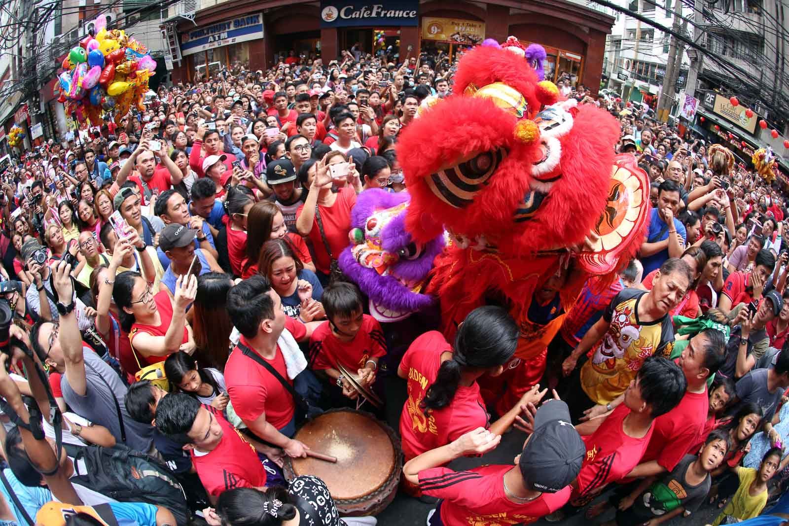 CROWDS. Lion dancers are surrounded by crowds celebrating the Chinese Lunar New Year along the streets of Chinatown in Binondo, Manila, as they welcome the year of the Metal Rat on January 25, 2020. Photo by Ben Nabong/Rappler  