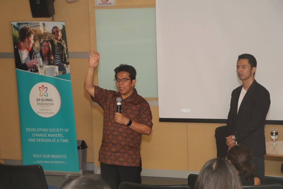 Achmad Budiman dari World Bank Group (kiri) mengatakan, persaingan kerja kita tak hanya antar sesama anak bangsa, tapi juga antar bangsa. Foto oleh GGI 