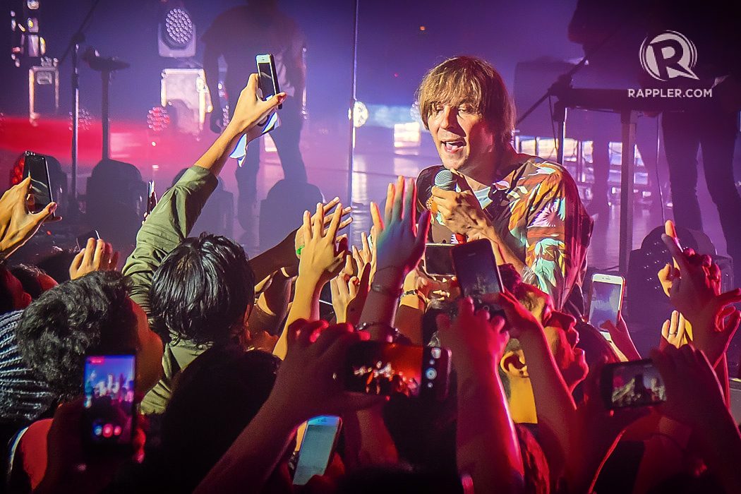 PHOENIX IN MANILA 2017. Vocalist Thomas Mars performs to a Filipino crowd at the band's Manila concert. All photos by Stephen Lavoie/Rappler 