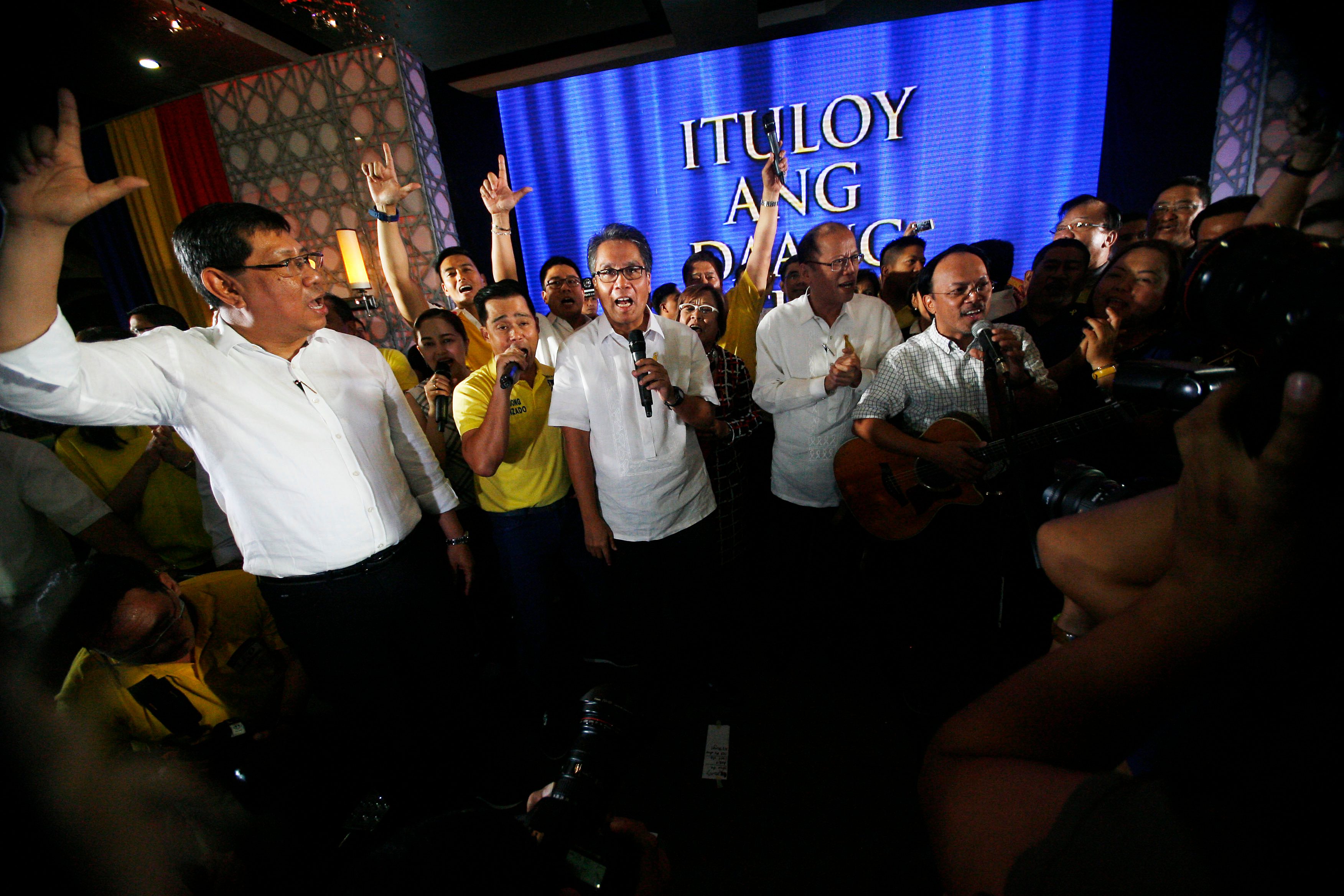 LABAN. Roxas, Aquino and other LP allies and members join singer Noel Cabangon on stage. Photo by Ben Nabong/ Rappler 