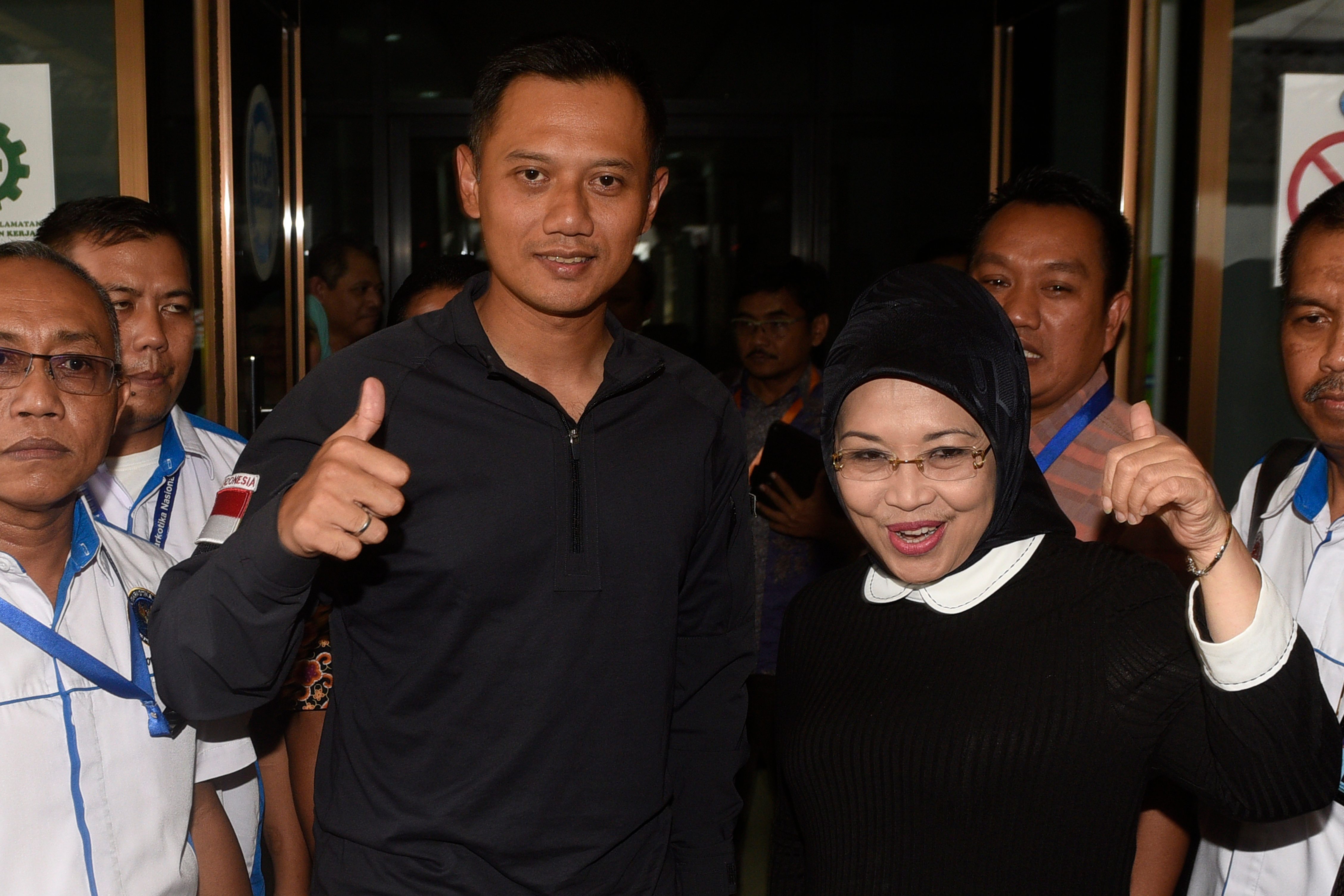 Pasangan cagub DKI Agus Yudhoyono bersama cawagub Sylviana Murni saat akan menjalani tes bebas narkoba di kantor Badan Narkotika Nasional, pada 25 September 2016. Foto oleh Puspa Perwitasari/Antara 