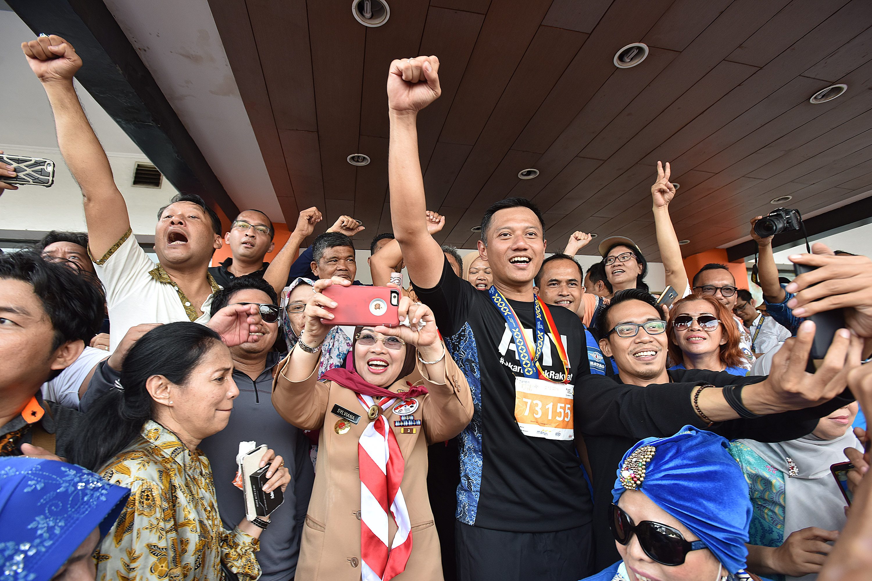 Pasangan calon Gubernur dan Wakil Gubernur DKI Jakarta, Agus Yudhoyono (ketiga kanan) dan Sylviana Murni (ketiga kiri), menghadiri acara Hari Batik Nasional 2016 di gedung Sarinah, pada 2 Oktober 2016. Foto oleh Widodo S. Jusuf/Antara 