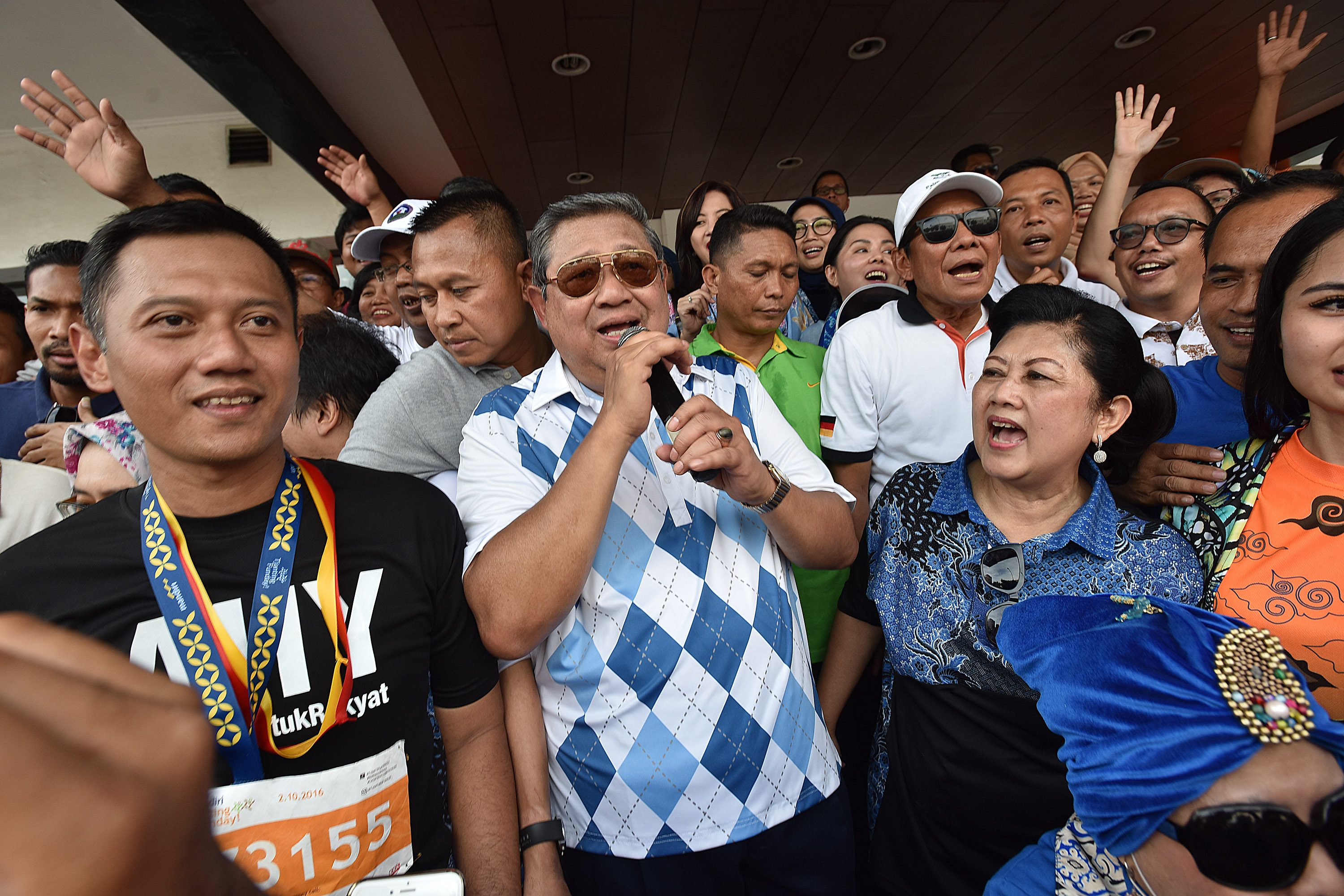 Ketua Umum Partai Demokrat Susilo Bambang Yudhoyono (tengah) bersama Ibu Ani Yudhoyono (kanan) dan calon Gubernur DKI Jakarta Agus Yudhoyono (kiri) menyapa warga di Gedung Sarinah, Jakarta, pada 2 Oktober 2016. Foto oleh Widodo S. Jusuf/Antara 