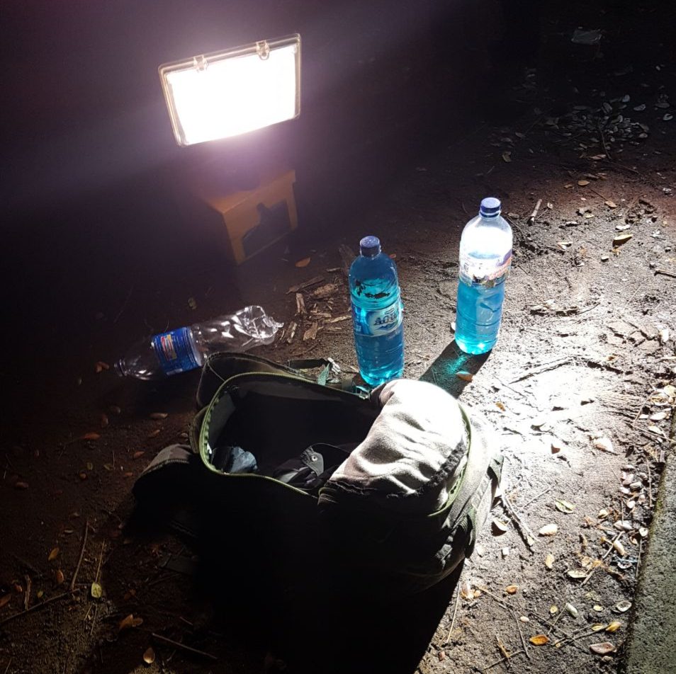BARANG BUKTI. Tas yang diduga miliki pelaku pelemparan bom molotov yang ditemukan di dekat lokasi pada Senin, 1 Januari 2018. Foto oleh Humas Polda Sulawesi Selatan  