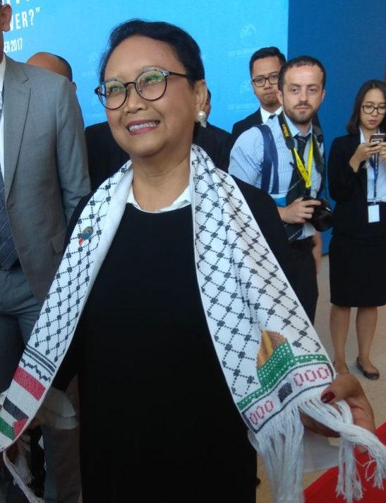SCARF. Menteri Luar Negeri Retno Marsudi mengenakan scarf dengan motif Palestina di acara Bali Democracy Forum pada Kamis, 7 Desember sebagai bentuk dukungan kepada negara itu. Foto: istimewa 
