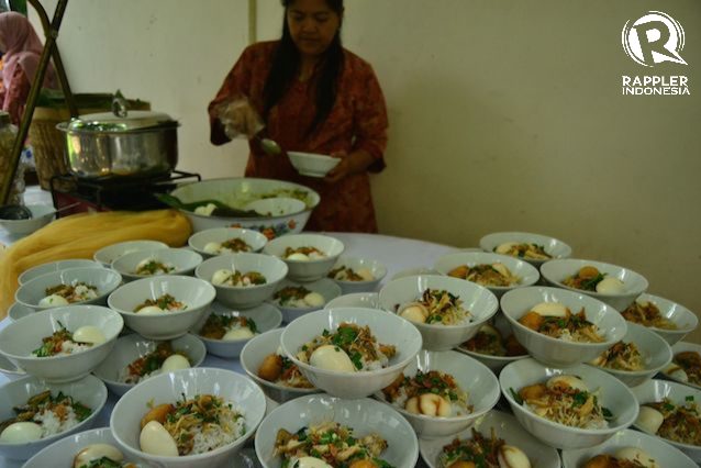 SOTO SULUNG. Mangkuk-mangkuk dengan isian soto sulung yang siap diguyur kuah panas. Foto oleh Dyah A. Pitaloka/Rappler 