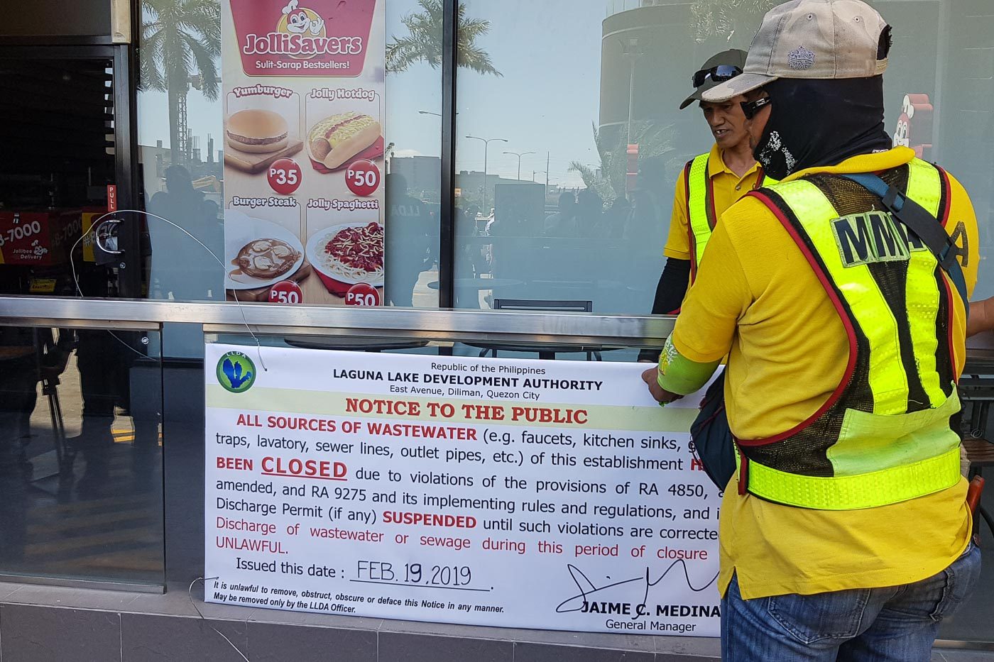 NOTICE TO THE PUBLIC. The Jollibee Macapagal Biopolis branch is found to have been unlawfully discharging sewage. Photo by Anna Mogato/Rappler  