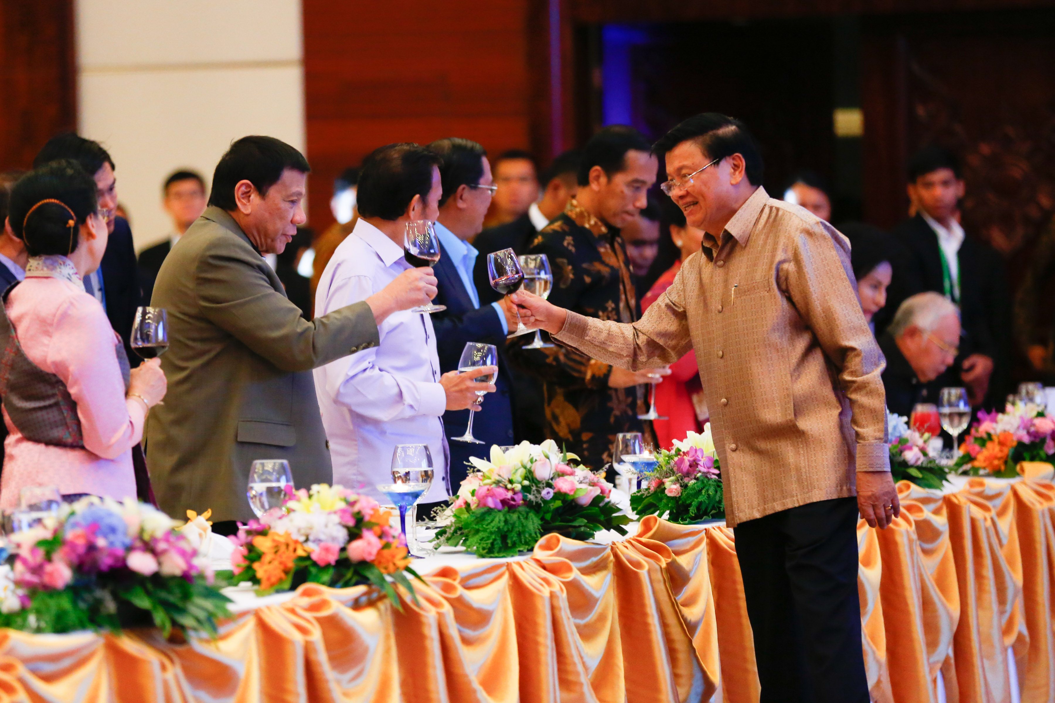 TOAST TO SUCCESS. President Duterte accepts a toast from Laotian Prime Minister Thongloun Sisoulith during a welcome dinner at Don Chan Palace Hotel in Vientiane, Laos on September 6 