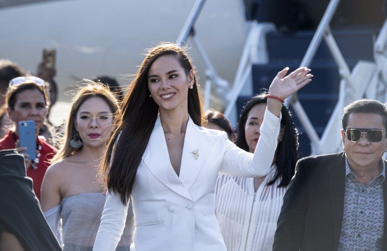 GRATEFUL. Paula Shugart says she is grateful to Chavit Singson for helping the organization. File photo shows Miss Universe 2018 Catriona Gray and the Singsons last December during their arrival in Manila. Photo by Noel Celis / AFP 
