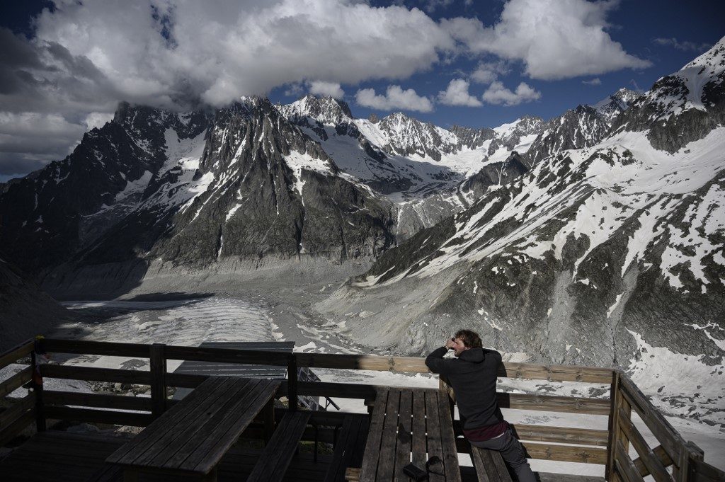 Shrinking glaciers and rockfalls point to climate change in Alps