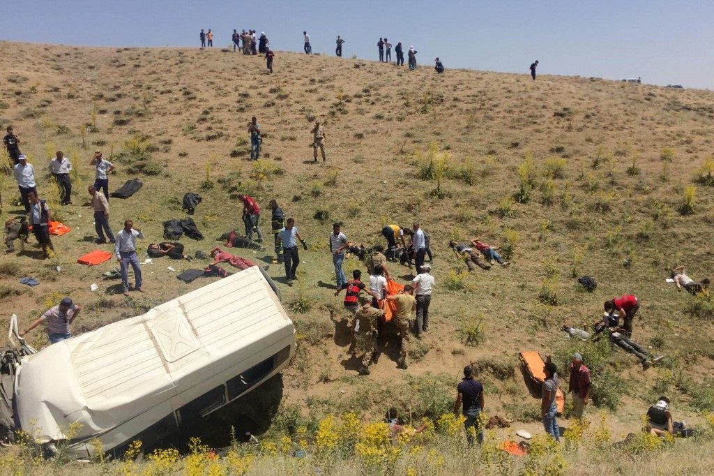 Minibus with migrants overturns in Turkey, killing 17