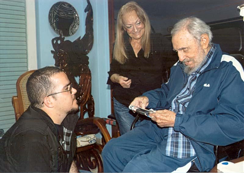 Cuba publishes first photos of Fidel Castro in nearly 6 months