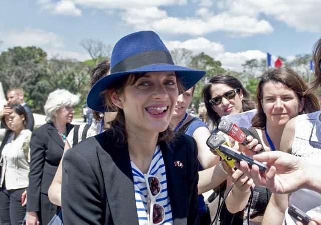 French actress Marion Cotillard talks to the press after a ceremony with French President Francois Hollande in Manila on February 26, 2015. The two-day trip, the first by a French president to the Philippines, is part of Hollande's campaign to build diplomatic momentum ahead of the United Nations event that France will host in December. Photo by Alain Jocard/AFP 