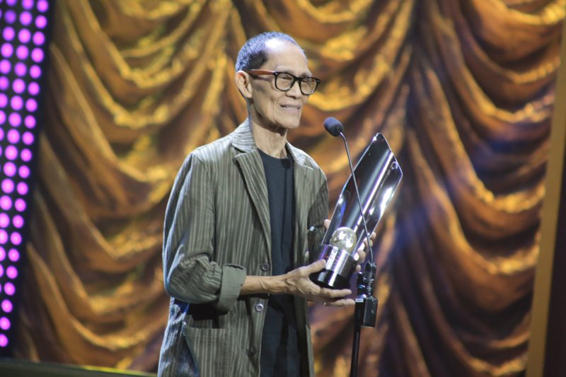 Accepting the Best Production Design trophy for 'Water Lemon.' Photo by Paolo Abad/Rappler 