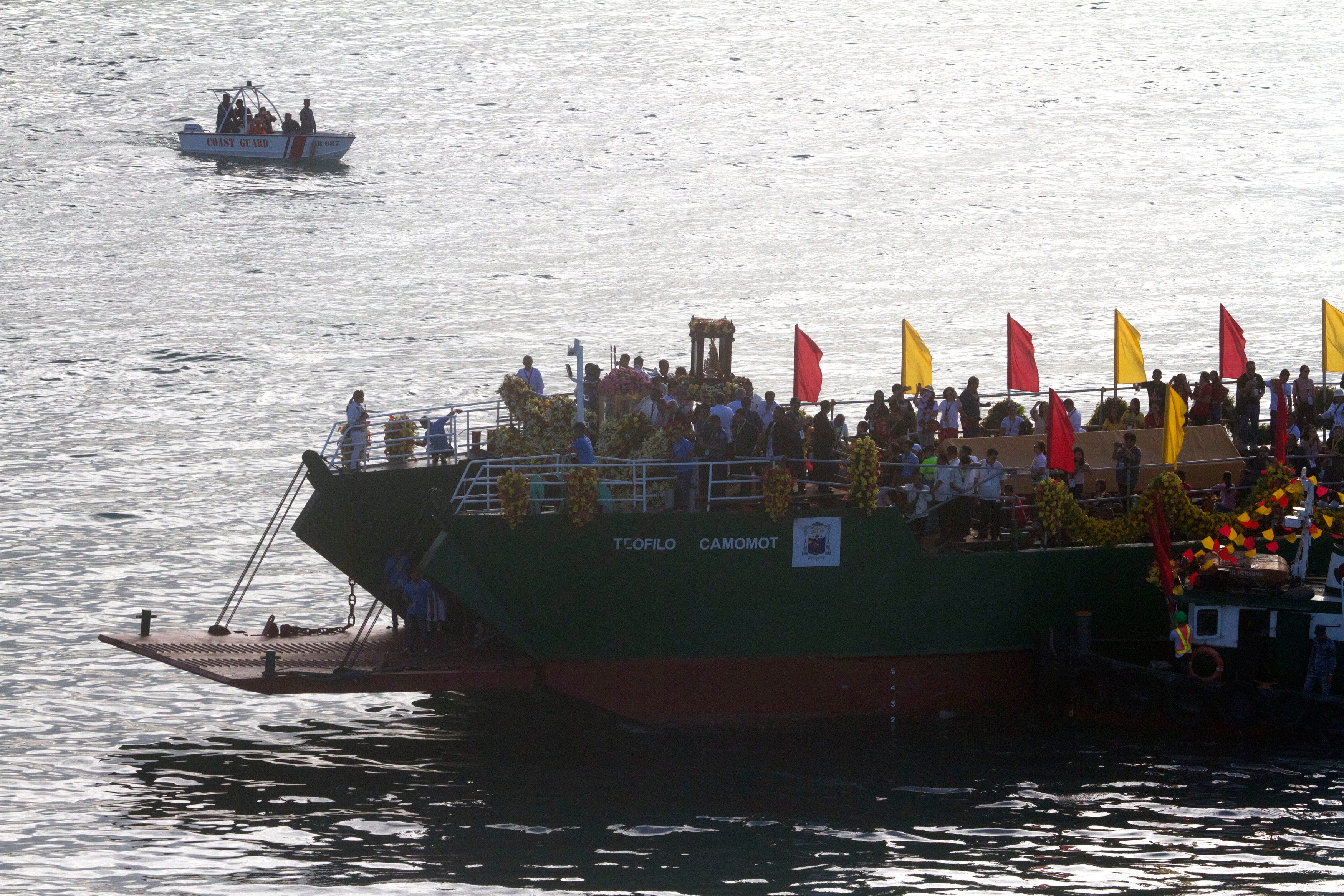 FLUVIAL PROCESSION. Sea vessels escort the image of Santo Niño back to Cebu City. Photo by Gelo Litonjua/Rappler 