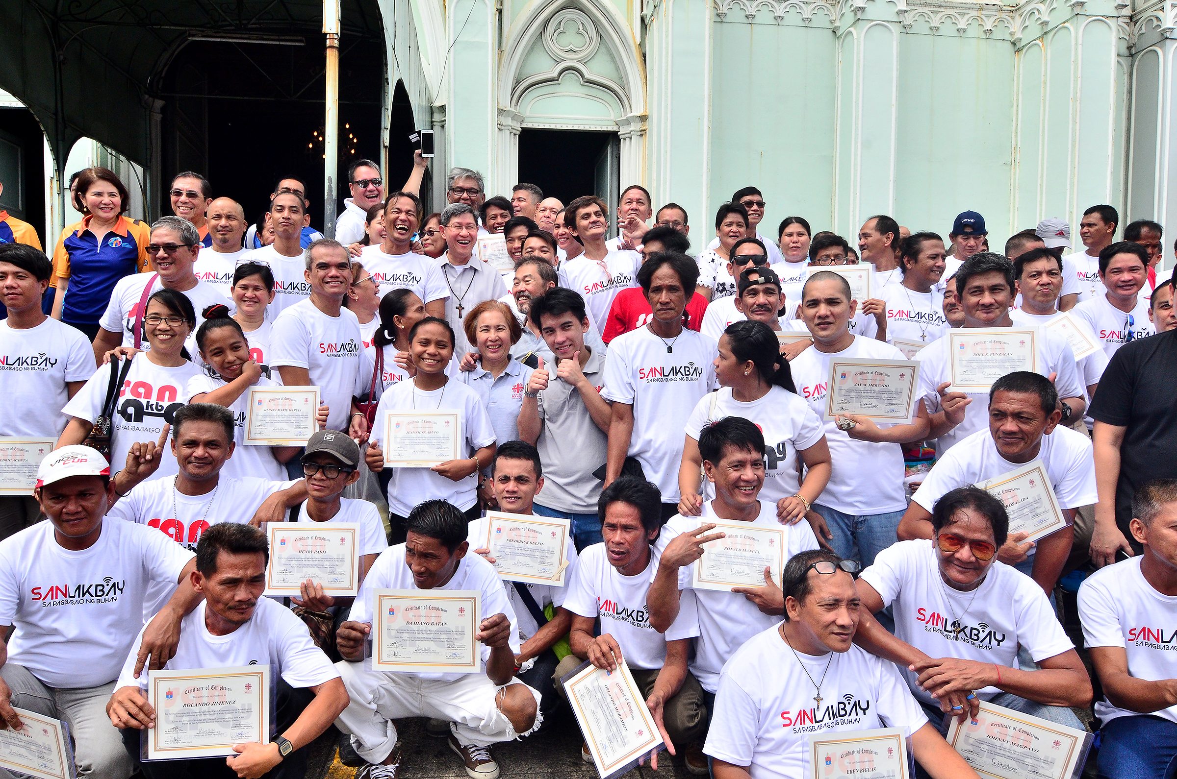 ALL SMILES. More than a hundred former drug dependents graduate from the Catholic Church's drug rehabilitation program. Photo by Maria Tan/Rappler  