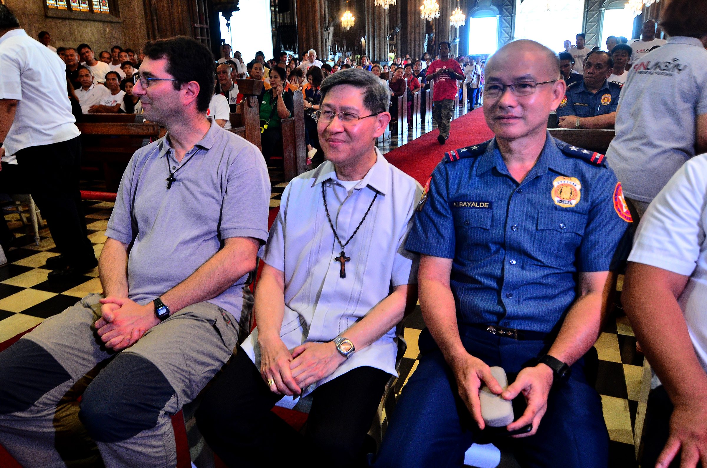 COLLABORATION. National Capital Region Police Office Director Oscar Albayalde (right) sits beside Manila Archbishop Cardinal Tagle during the Sanlakbay anniversary. Photo by Maria Tan/Rappler  
