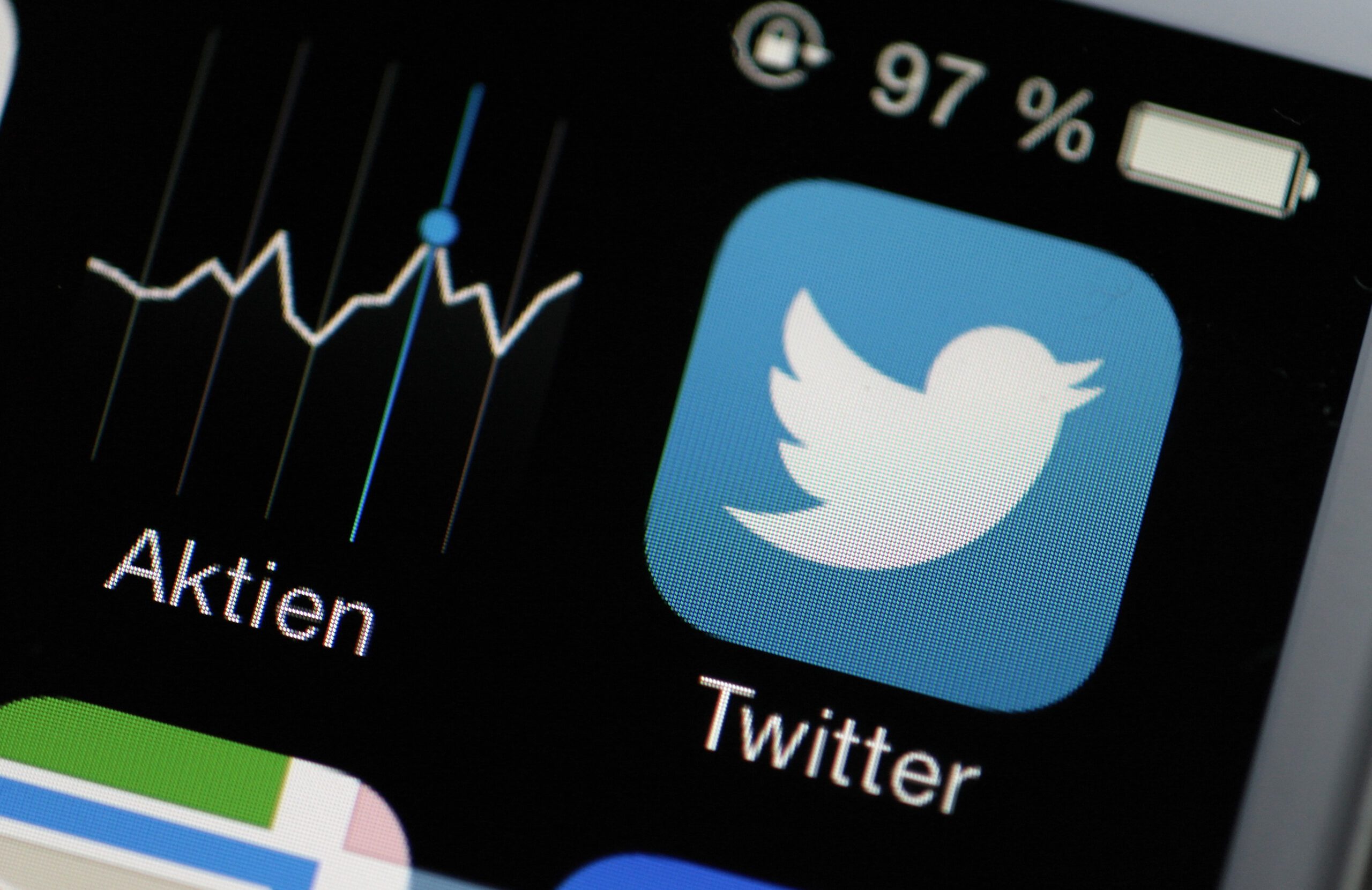 Twitter shares dive after update disappoints