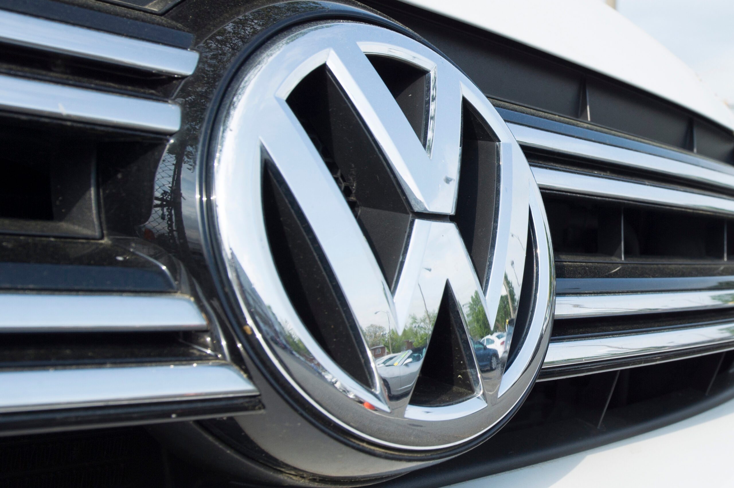 Volkswagen net profit falls 57% in second quarter