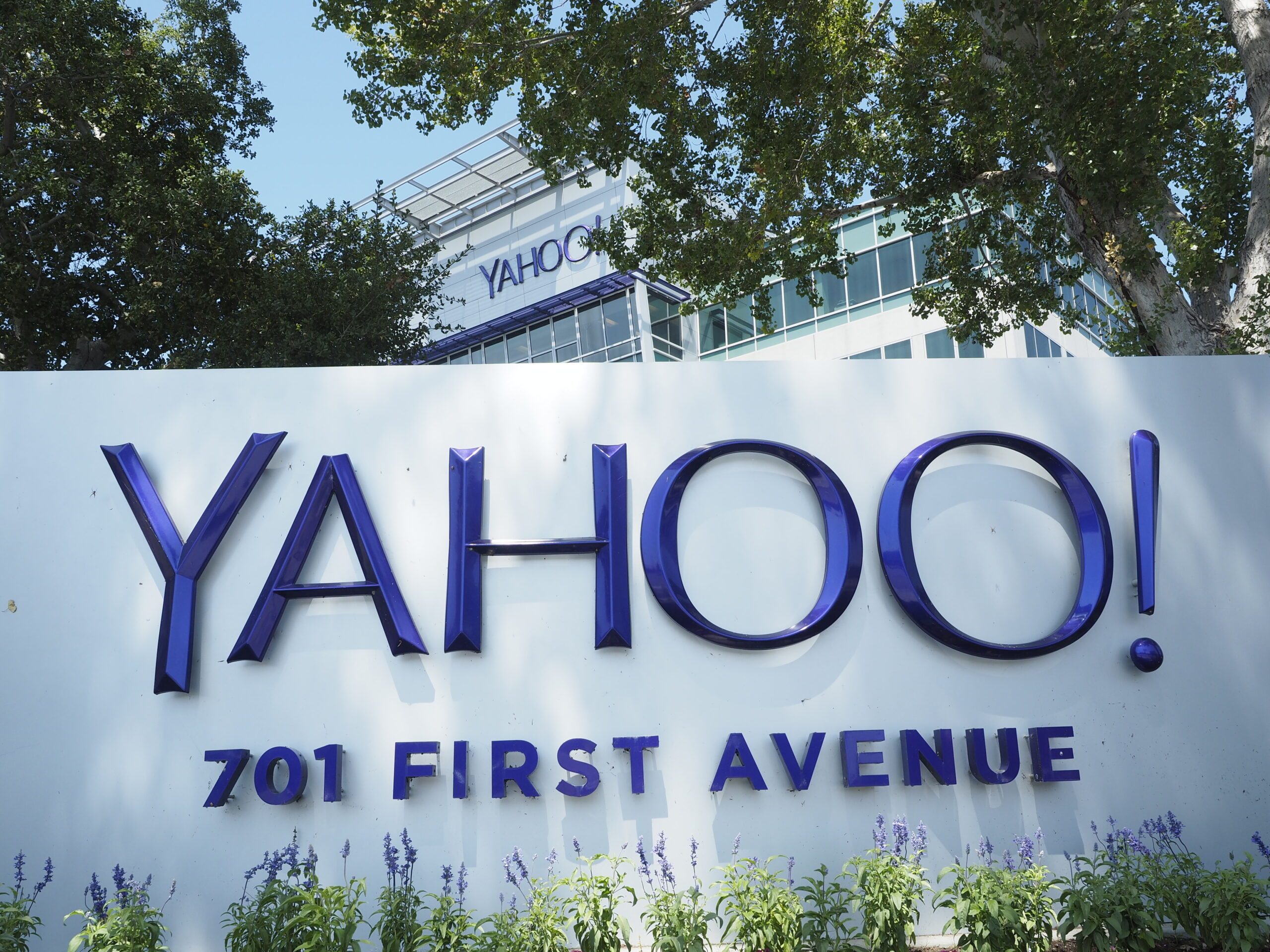 Yahoo studies bids for assets as losses mount
