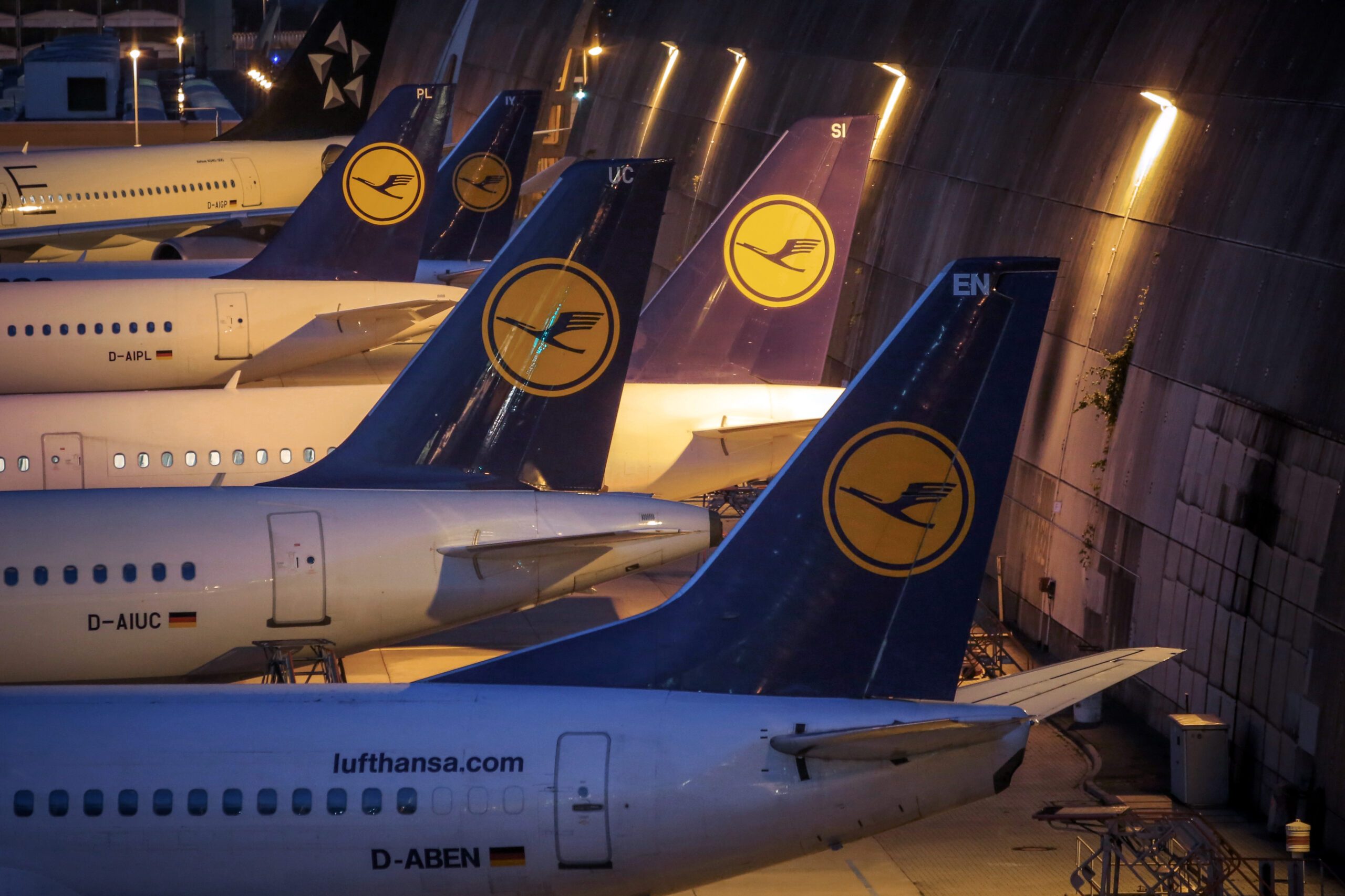 Lufthansa reaches long-term no-strike deal with cabin staff