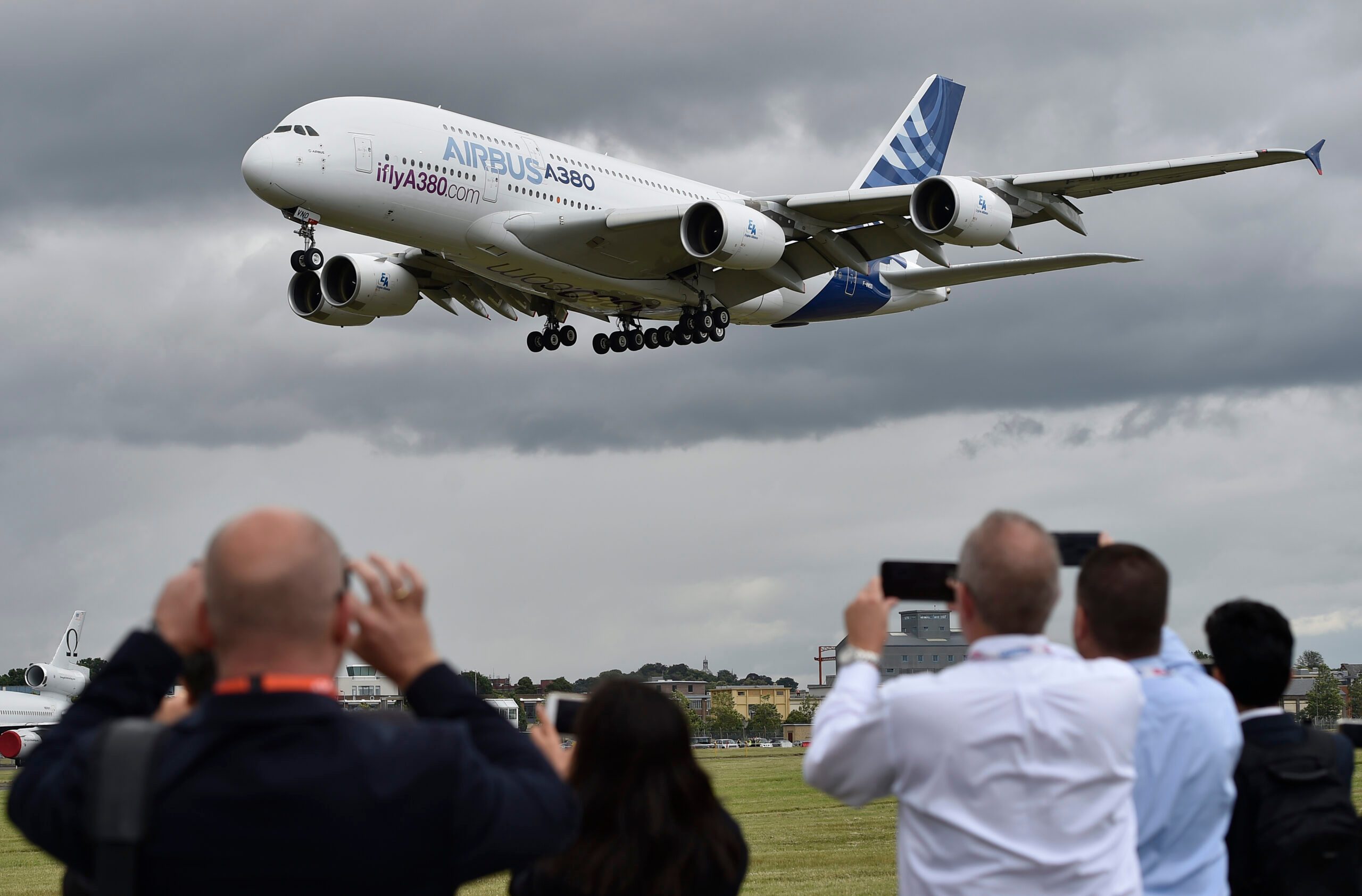 Airbus and Boeing face off at rain-soaked Farnborough