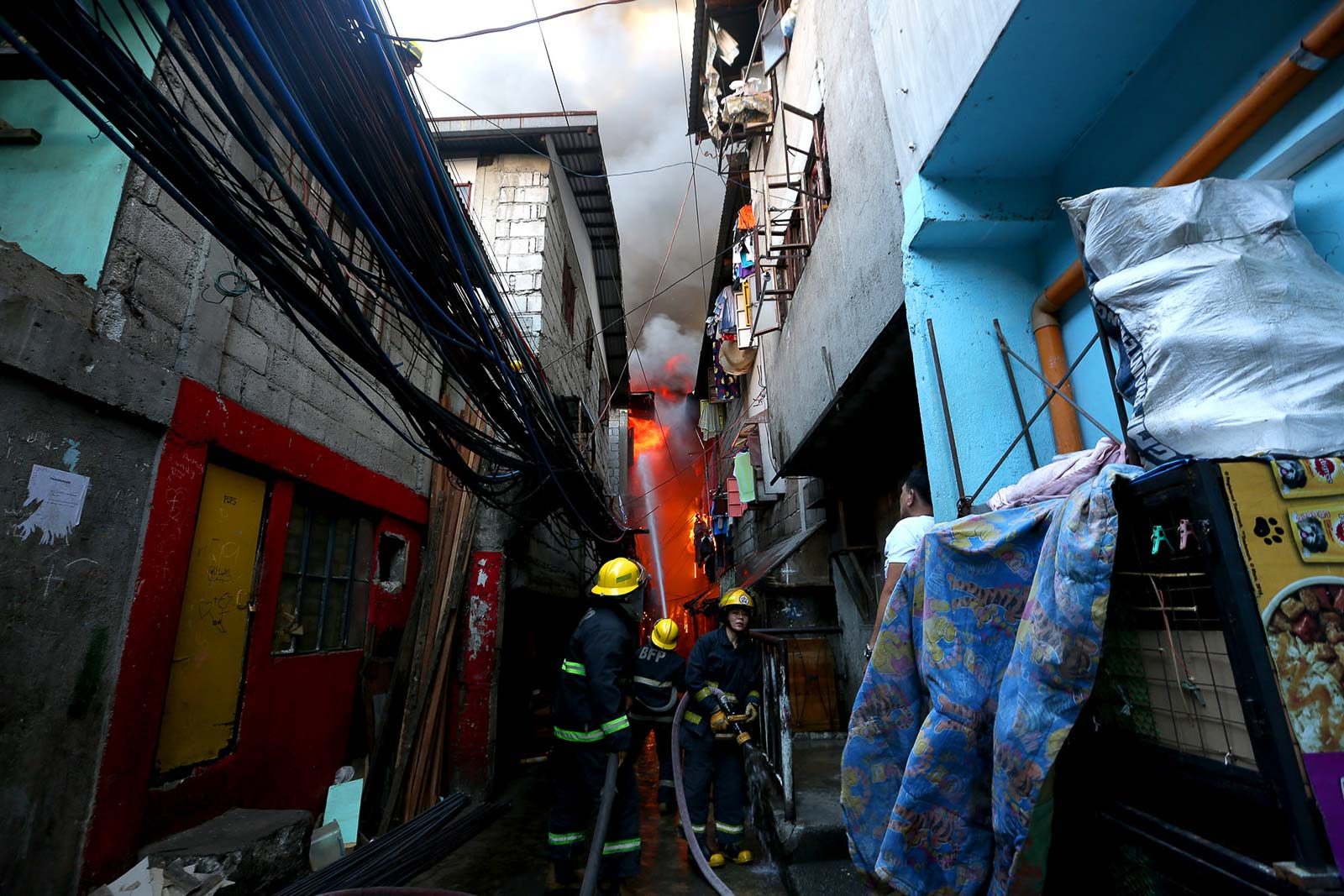 GENERAL ALARM. All available fire trucks in Metro Manila are deployed to respond to the Barangay Damayang Lagi fire. 